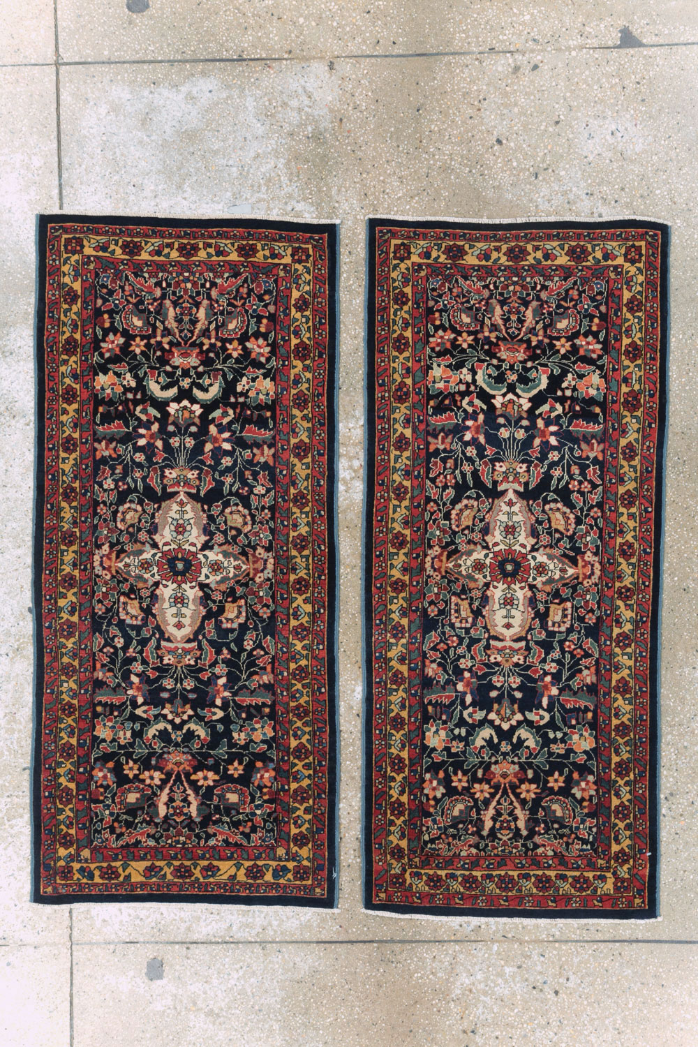 Antique Persian Sarouk Fereghan Throw Rug (Pair: 1 of 2), No.16996 - Galerie Shabab