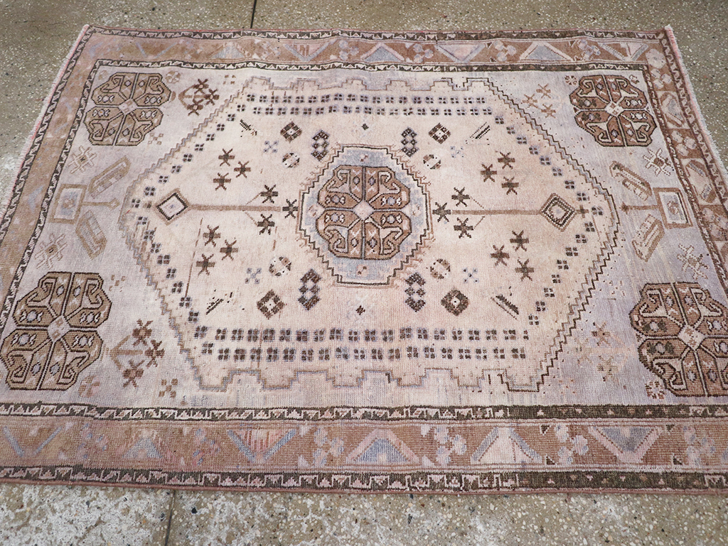 Vintage Persian Shiraz Throw Rug, No.21304 - Galerie Shabab