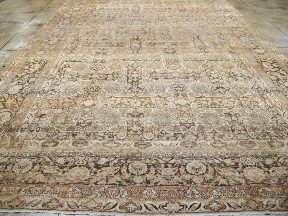 Antique Persian Isfahan Carpet, No.22808 - Galerie Shabab
