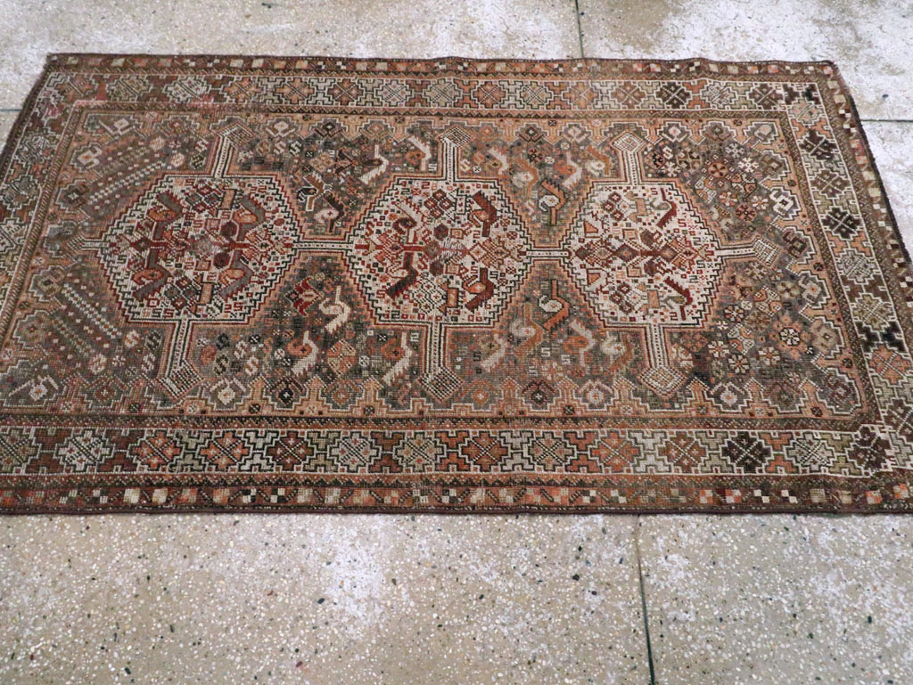 Antique Persian Shiraz Rug, No.23063 - Galerie Shabab