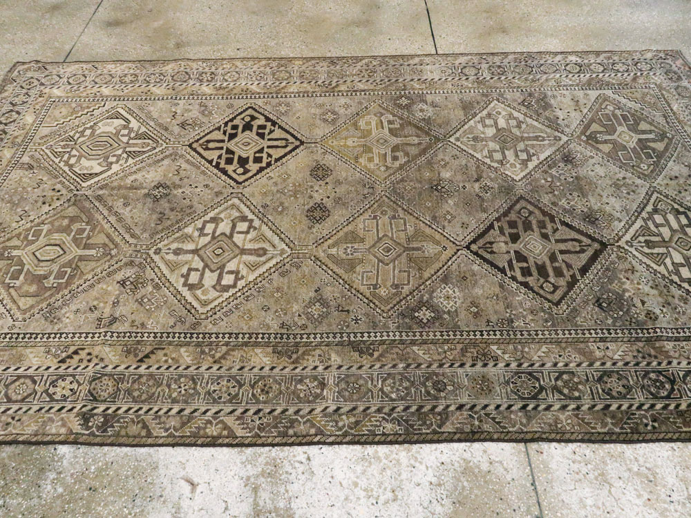 Antique Persian Shiraz Rug, No.24060 - Galerie Shabab