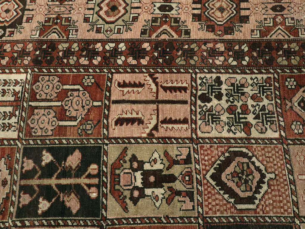 Vintage Persian Bakhtiari Room Size Rug, No.24672 - Galerie Shabab
