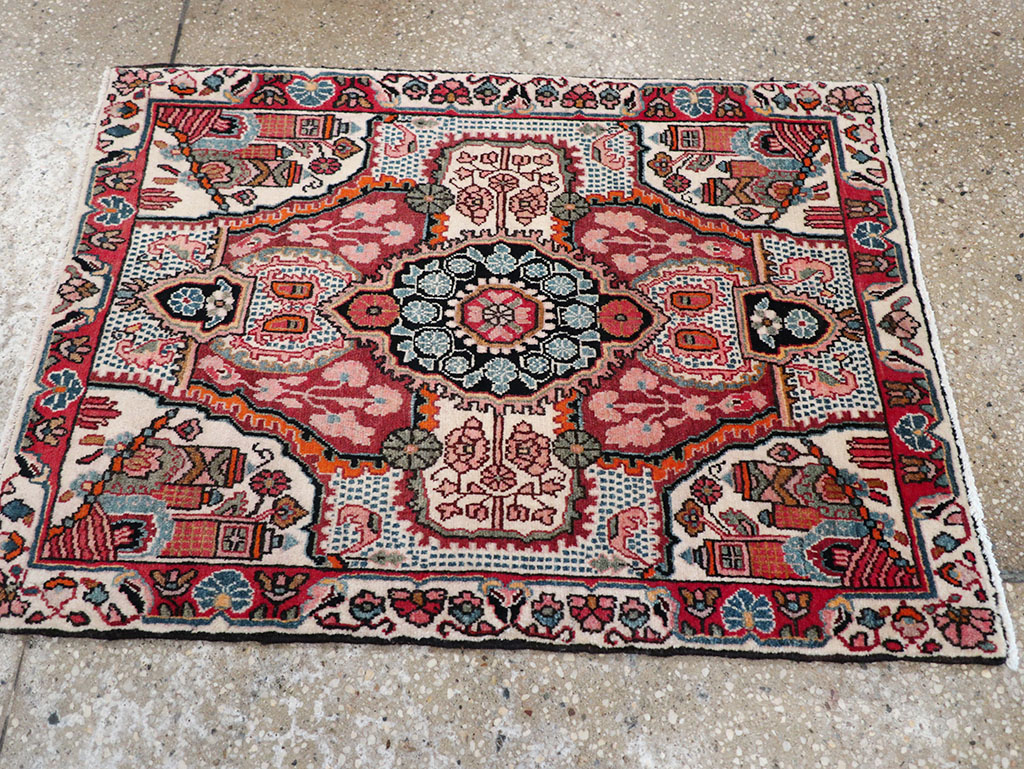 Vintage Persian Sarouk Rug, No.25325 - Galerie Shabab