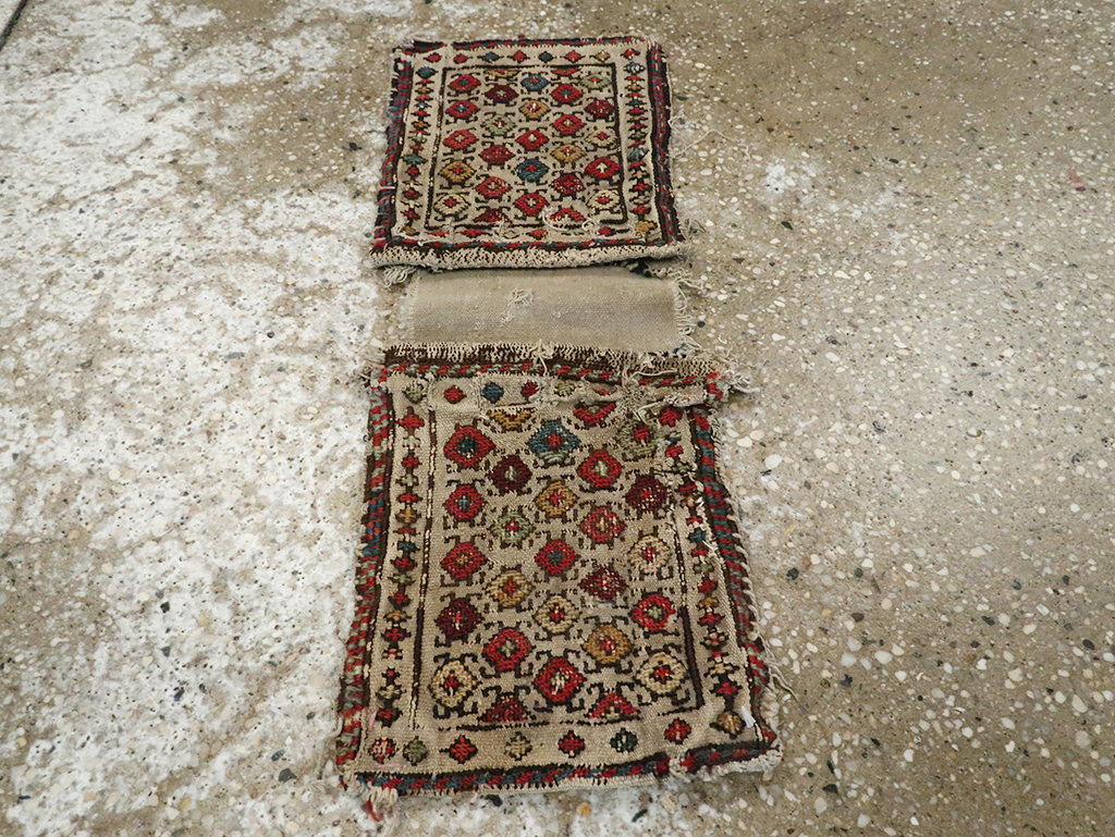 Antique Central Asian Soumak Saddlebag, No.25480 - Galerie Shabab