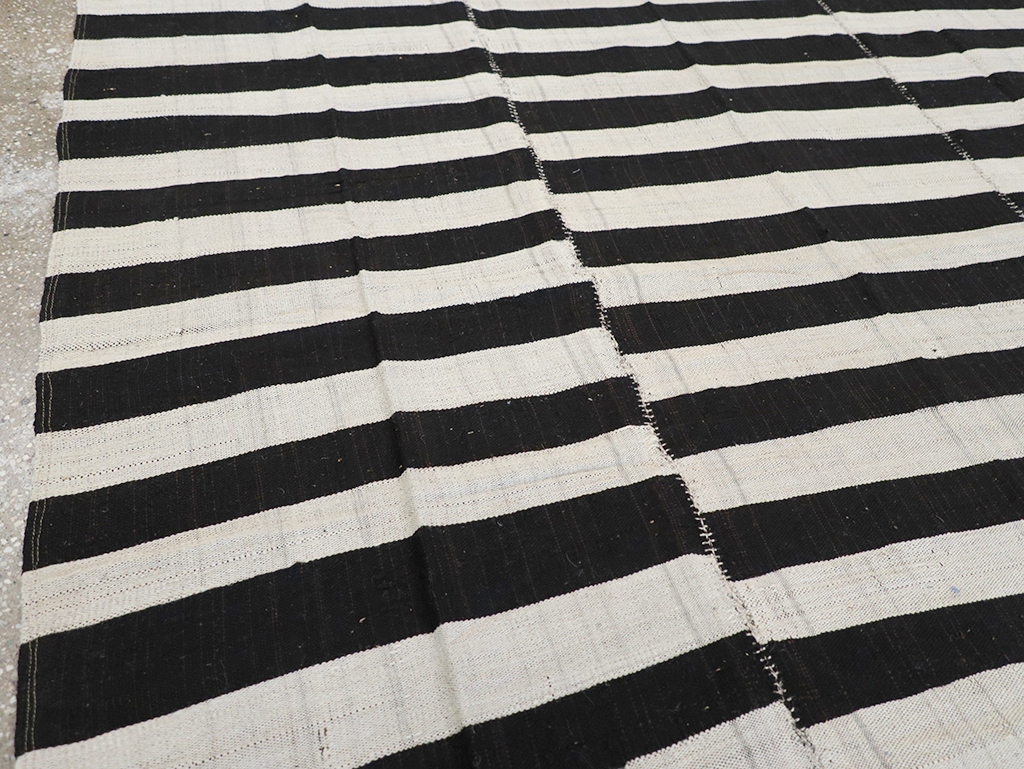 Vintage Persian Flatweave Kilim Accent Carpet, No.25840 - Galerie Shabab