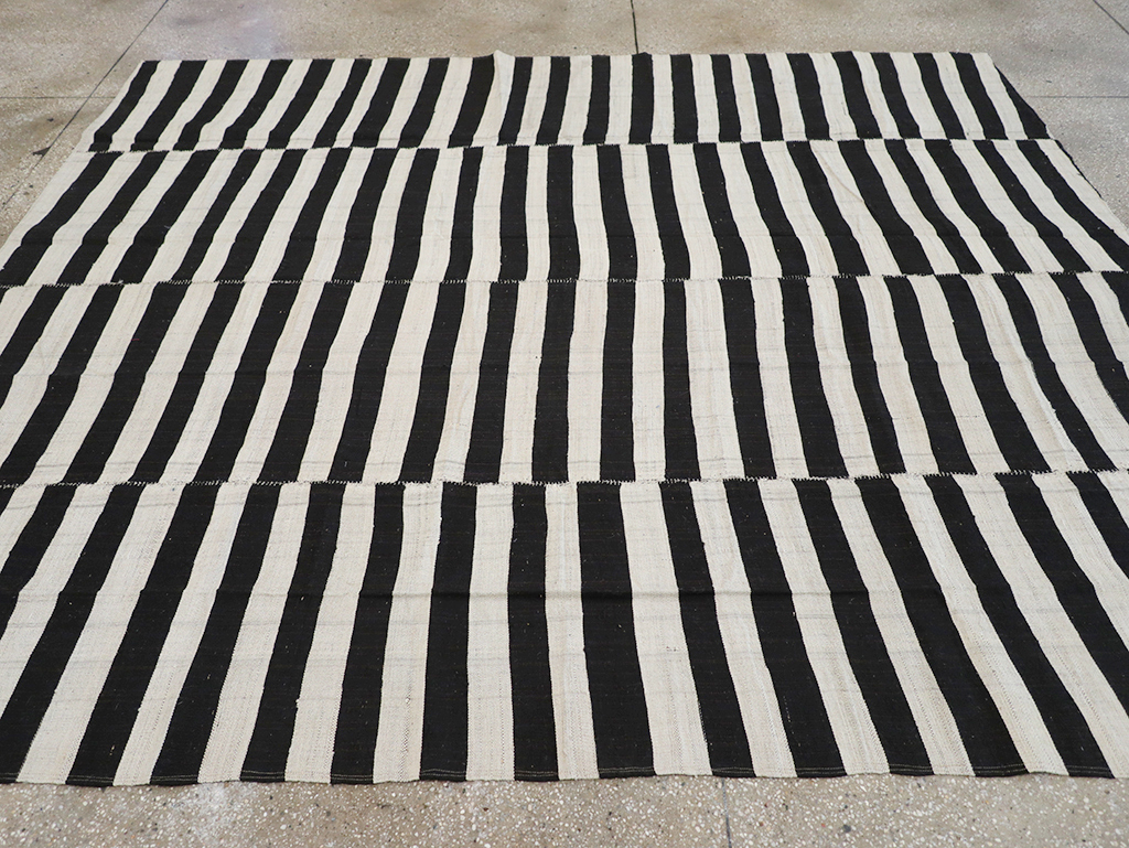 Vintage Persian Flatweave Kilim Accent Carpet, No.25840 - Galerie Shabab