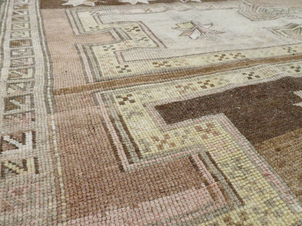 Vintage Anatolian Gallery Carpet, No.29221 - Galerie Shabab