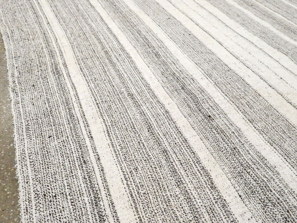 Vintage Turkish Flatweave Kilim Room Size Carpet, No.29354 - Galerie Shabab