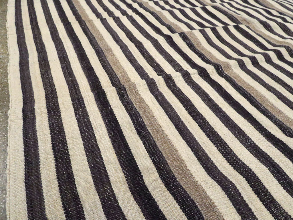 Modern Persian Flatweave Kilim Room Size Carpet, No.29722 - Galerie Shabab