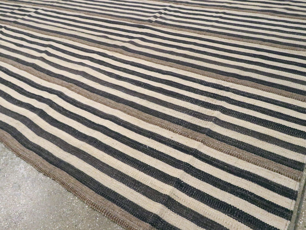 Modern Turkish Flatweave Kilim Room Size Carpet, No.29727 - Galerie Shabab