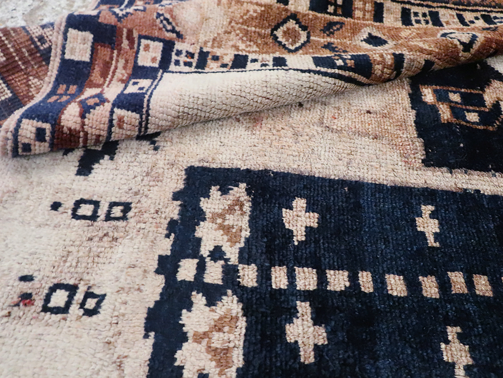 Vintage Persian Bakhtiari Rug, No.30032 - Galerie Shabab