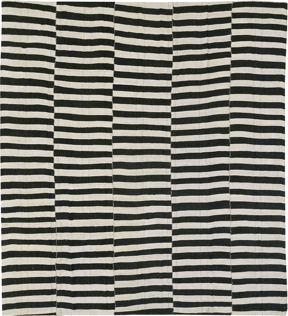 Vintage Persian Flatweave Kilim Room Size Carpet, No.30459 - Galerie Shabab