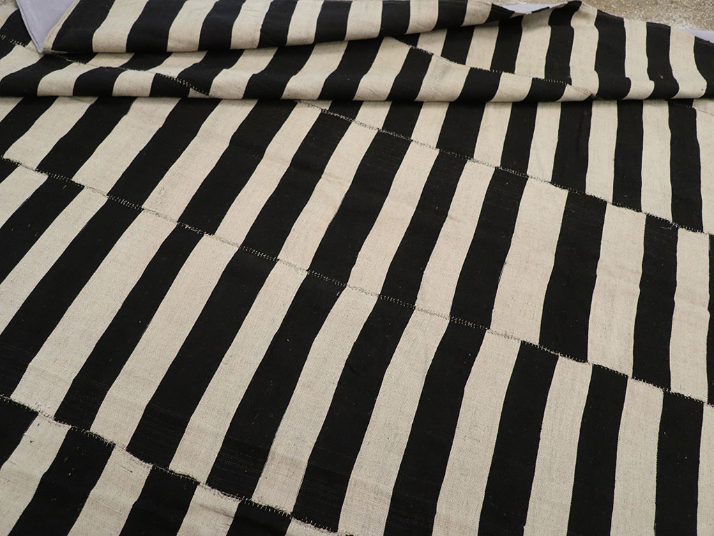 Modern Persian Flatweave Kilim Room Size Carpet, No.30517 - Galerie Shabab