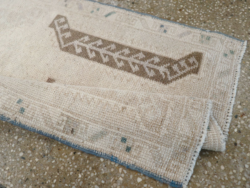 Vintage Turkish Anatolian Throw Rug, No.30674 - Galerie Shabab