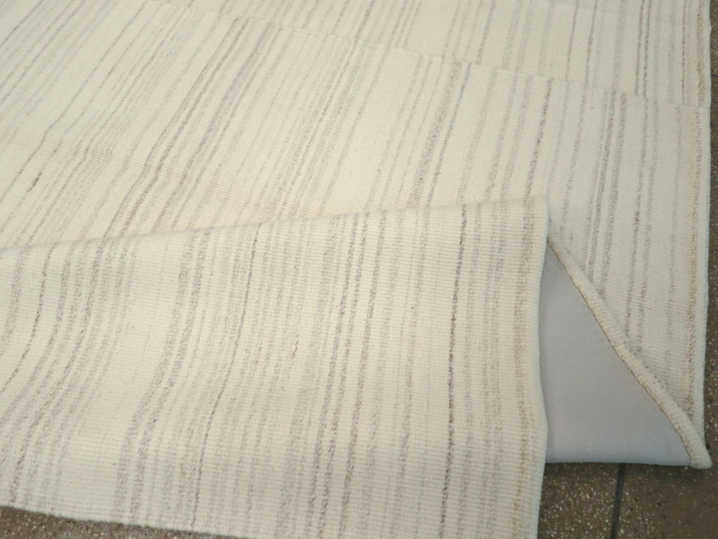 Modern Turkish Flatweave Room Size Carpet, No.30745 - Galerie Shabab