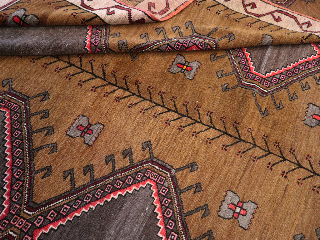 Vintage Turkish Anatolian Tribal Room Size Carpet, No.30851 - Galerie Shabab