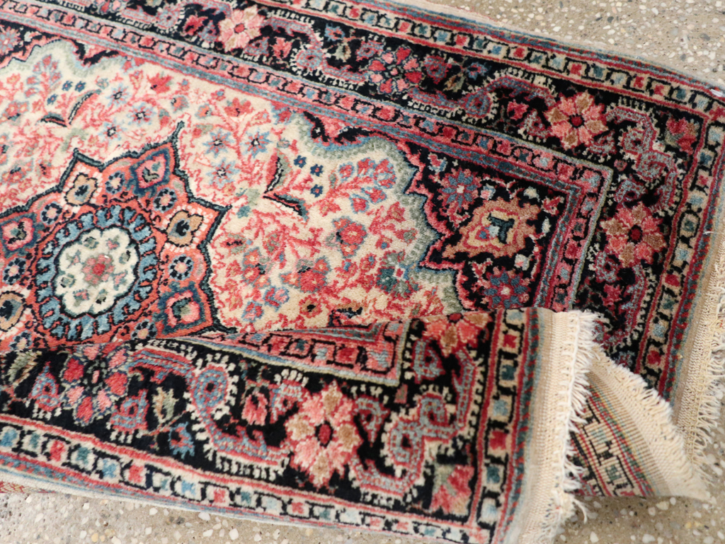 Vintage Persian Sarouk Throw Rug, No.31025 - Galerie Shabab