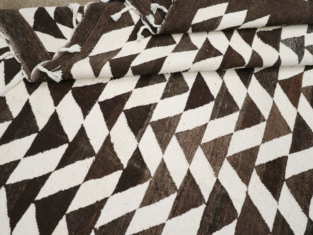 Contemporary Turkish Flatweave Kilim Room Size Carpet, No.31045 - Galerie Shabab