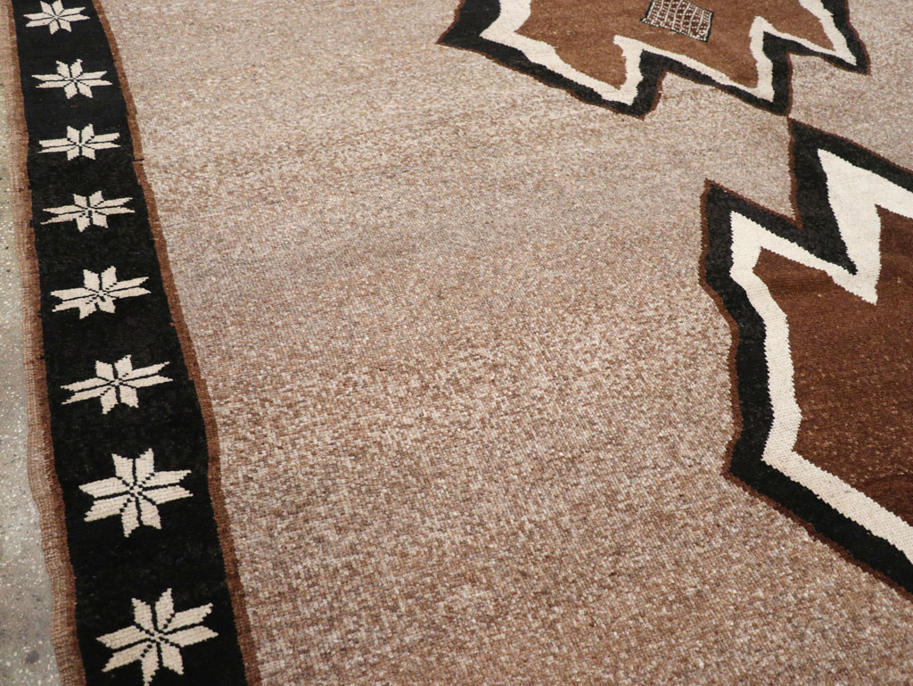 Vintage Turkish Anatolian Tribal Room Size Carpet, No.31112 - Galerie Shabab