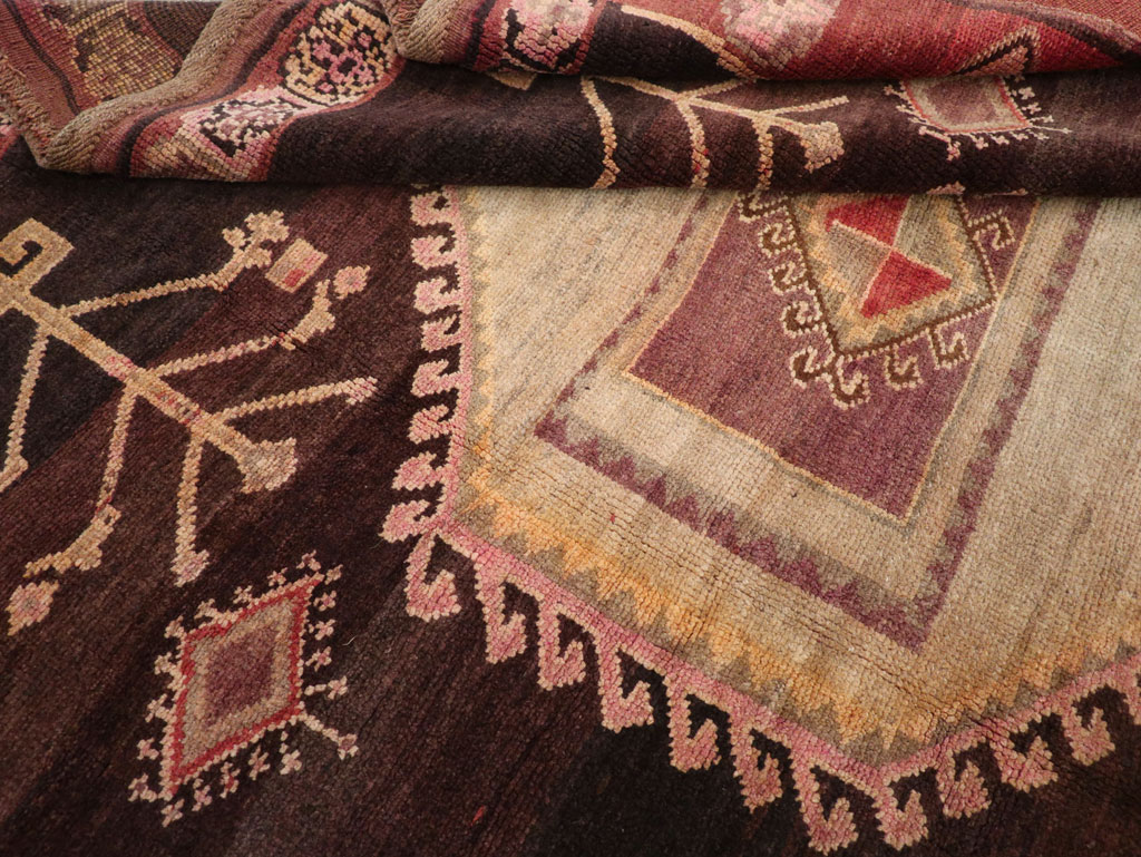 Vintage Turkish Anatolian Tribal Room Size Carpet, No.31218 - Galerie Shabab