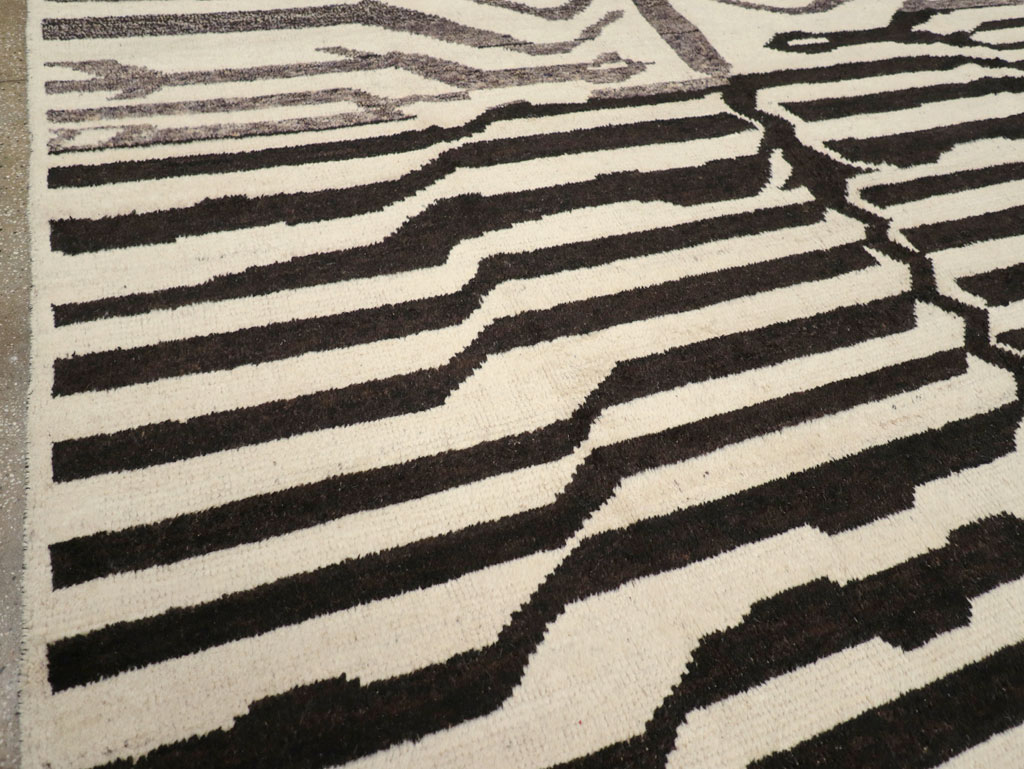 Contemporary Turkish Zebra Print Room Size Carpet, No.31243 - Galerie Shabab