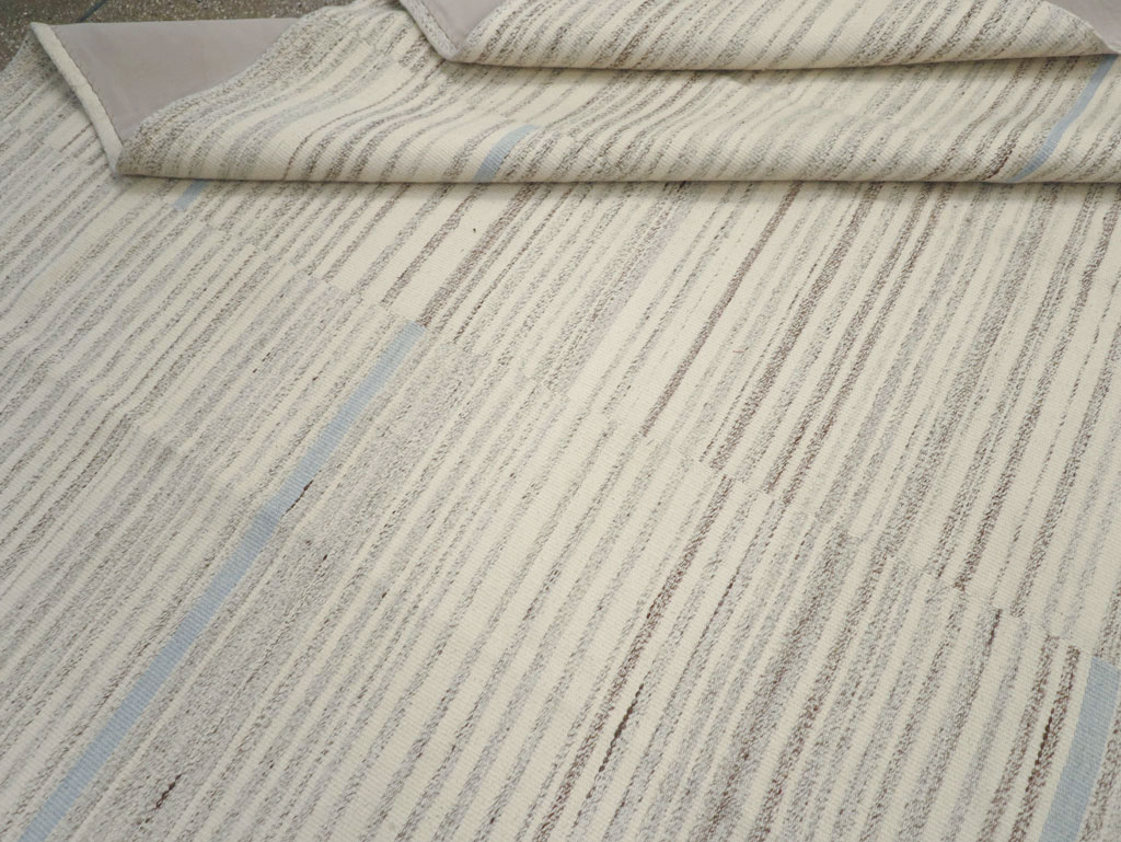 Contemporary Turkish Flatweave Kilim Room Size Carpet, No.31355 - Galerie Shabab