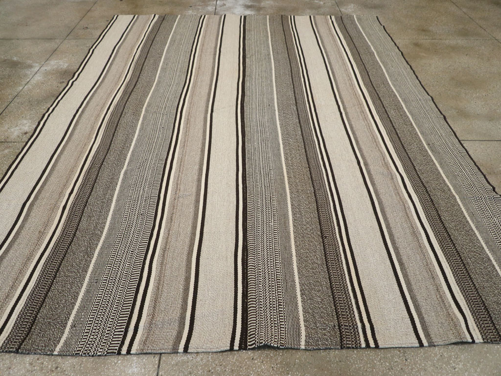 Modern Turkish Flatweave Room Size Carpet, No.31426 - Galerie Shabab