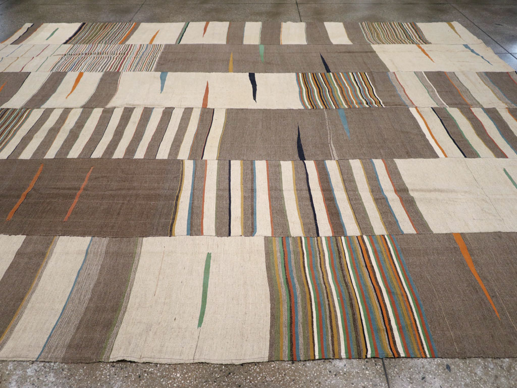 Modern Turkish Flatweave Room Size Carpet, No.31427 - Galerie Shabab