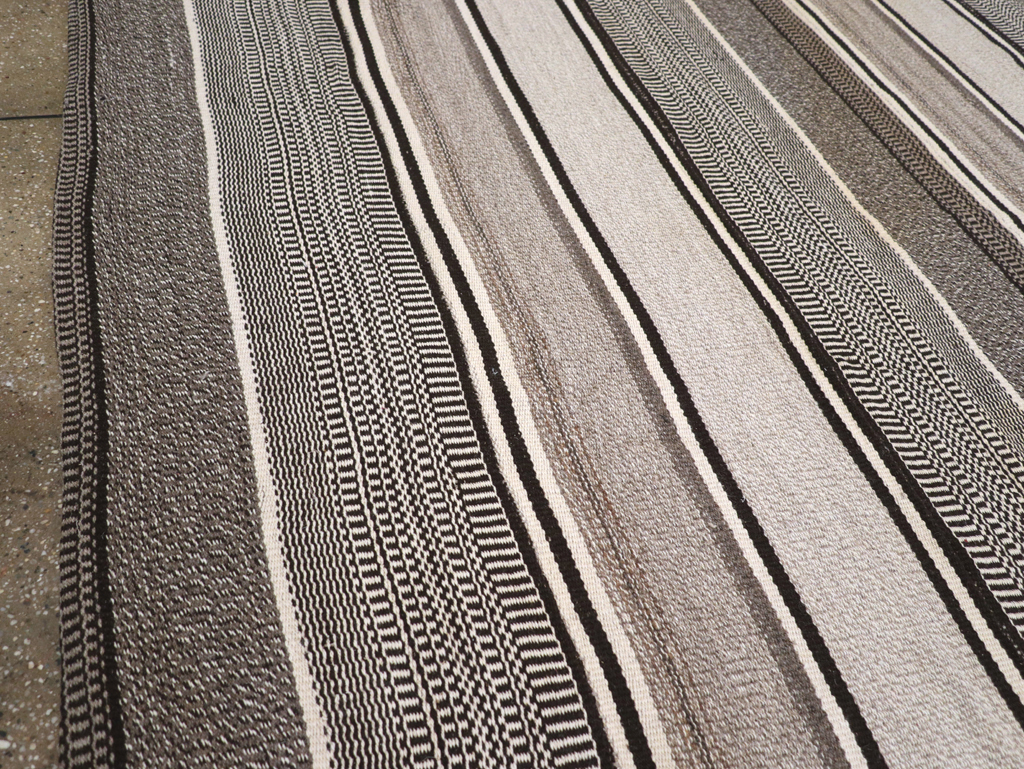 Modern Turkish Flatweave Large Room Size Carpet, No.31541 - Galerie Shabab