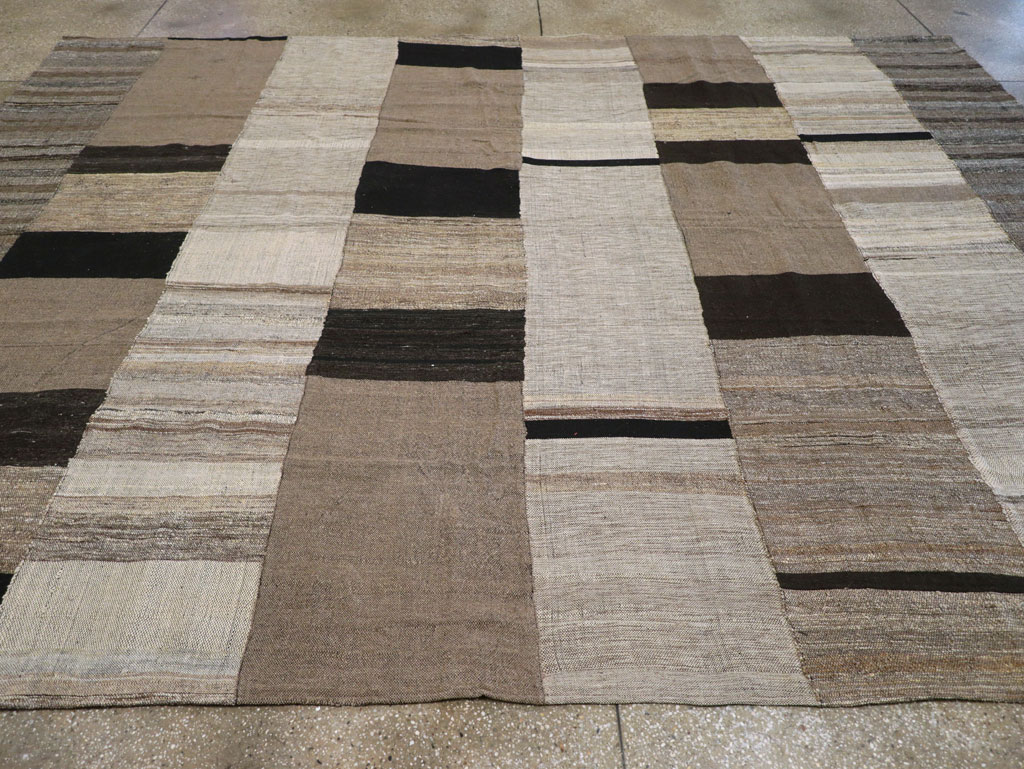 Modern Turkish Flatweave Room Size Carpet, No.31596 - Galerie Shabab