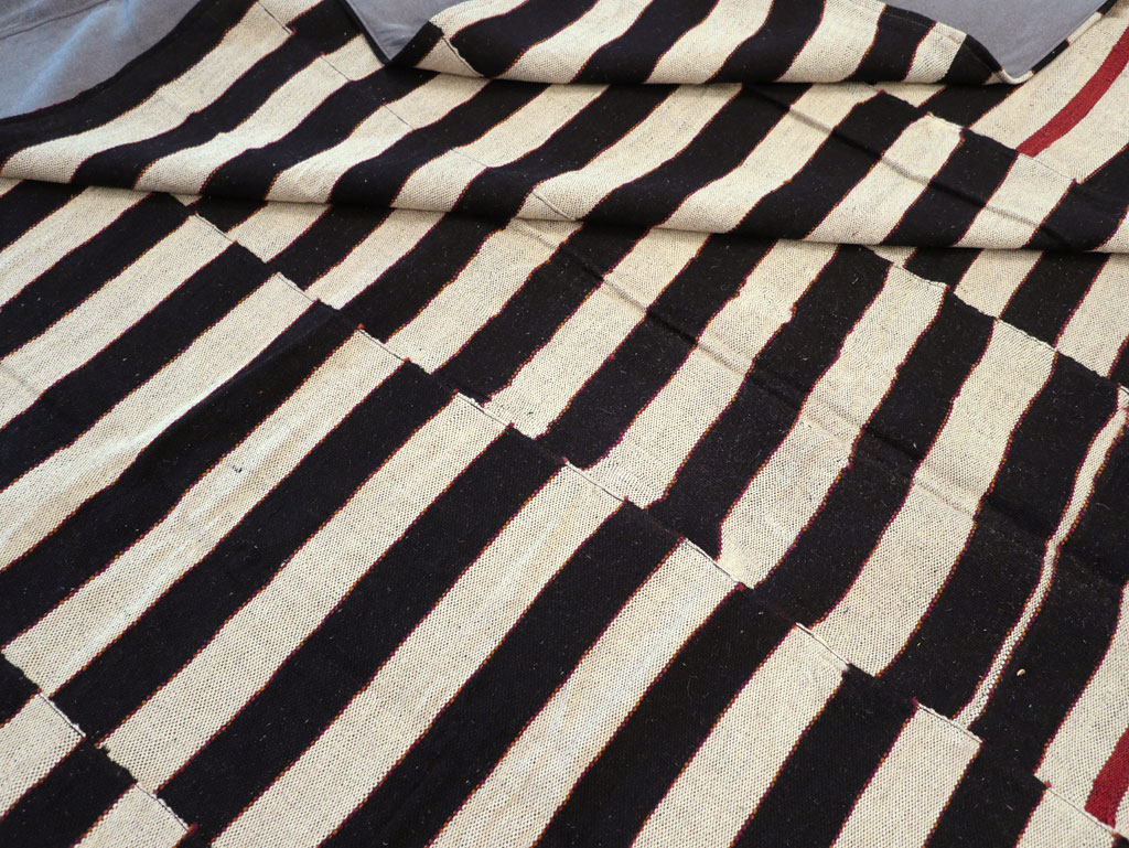 Modern Turkish Flatweave Kilim Room Size Carpet, No.31602 - Galerie Shabab