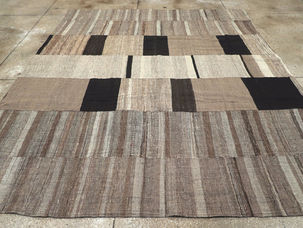 Modern Turkish Flatweave Room Size Carpet, No.31603 - Galerie Shabab