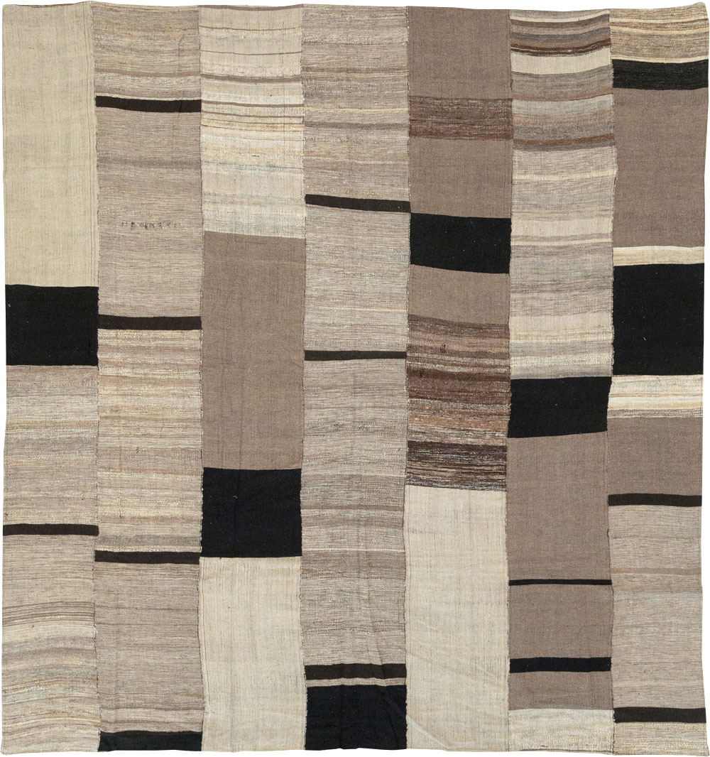 Modern Turkish Flatweave Square Room Size Carpet, No.31609 - Galerie Shabab