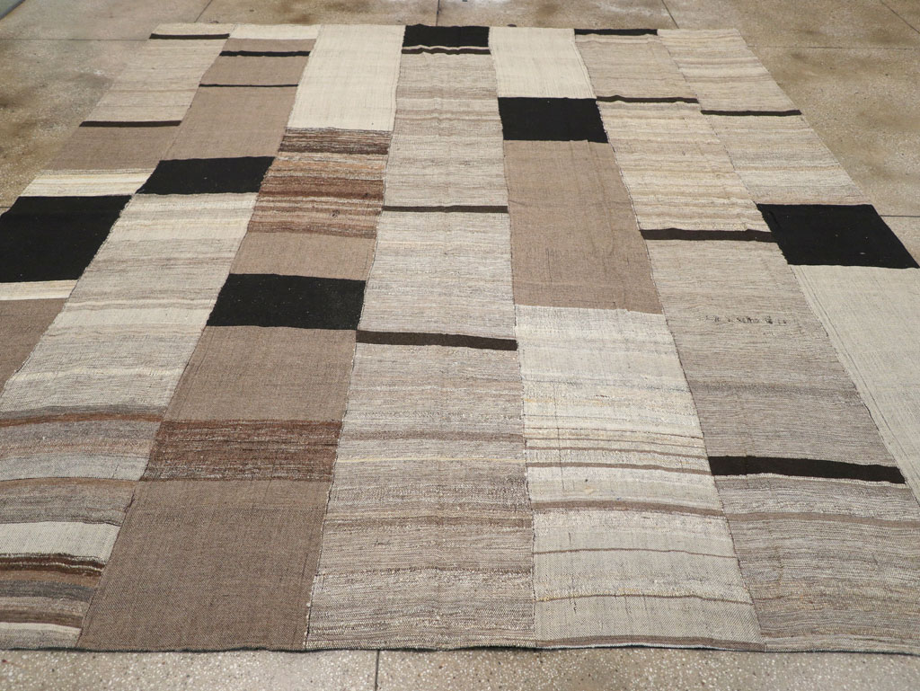 Modern Turkish Flatweave Square Room Size Carpet, No.31609 - Galerie Shabab