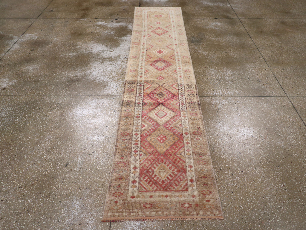 Vintage Turkish Anatolian Small Runner, No.31652 - Galerie Shabab