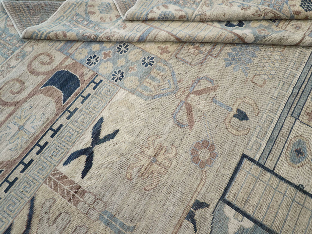 Modern East Turkestan Pictorial Vase Khotan Room Size Carpet, No.32187 - Galerie Shabab