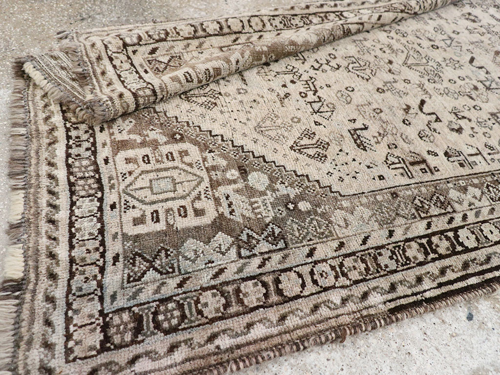 Vintage Persian Shiraz Gallery Rug, No.32231 - Galerie Shabab