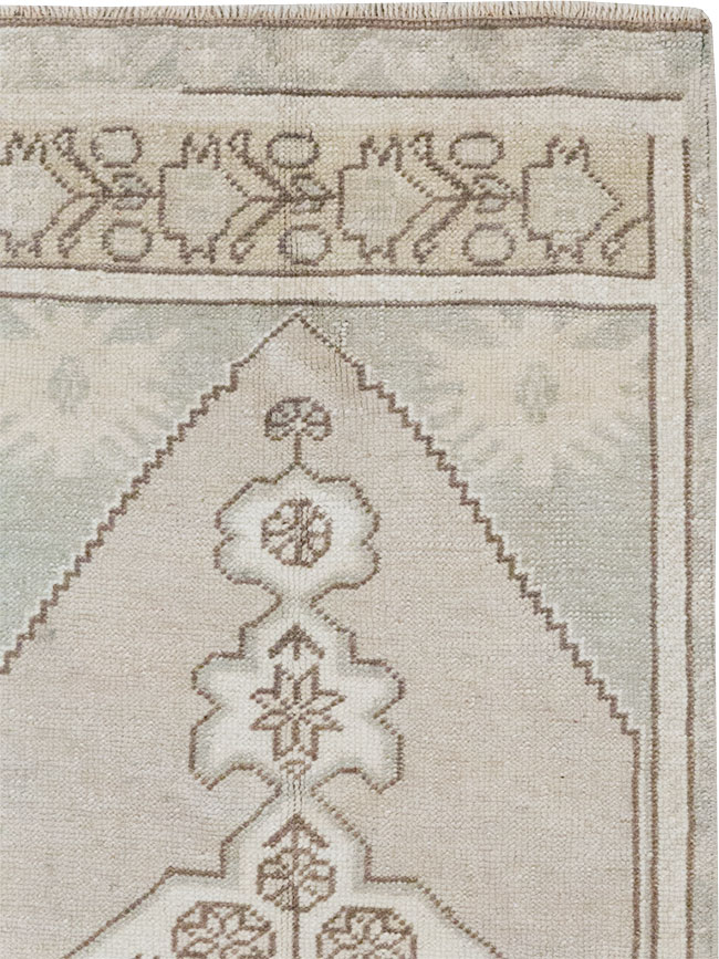 Vintage Turkish Oushak Throw Rug, No.32490 - Galerie Shabab