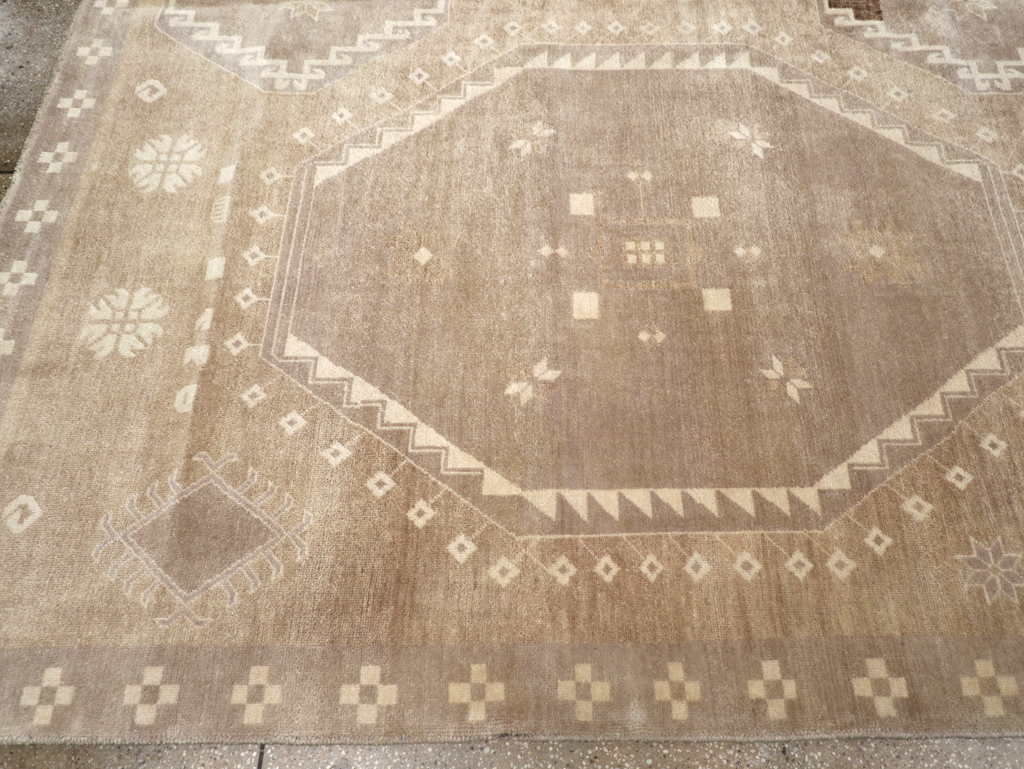 Modern Turkish Anatolian Room Size Carpet, No.32517 - Galerie Shabab