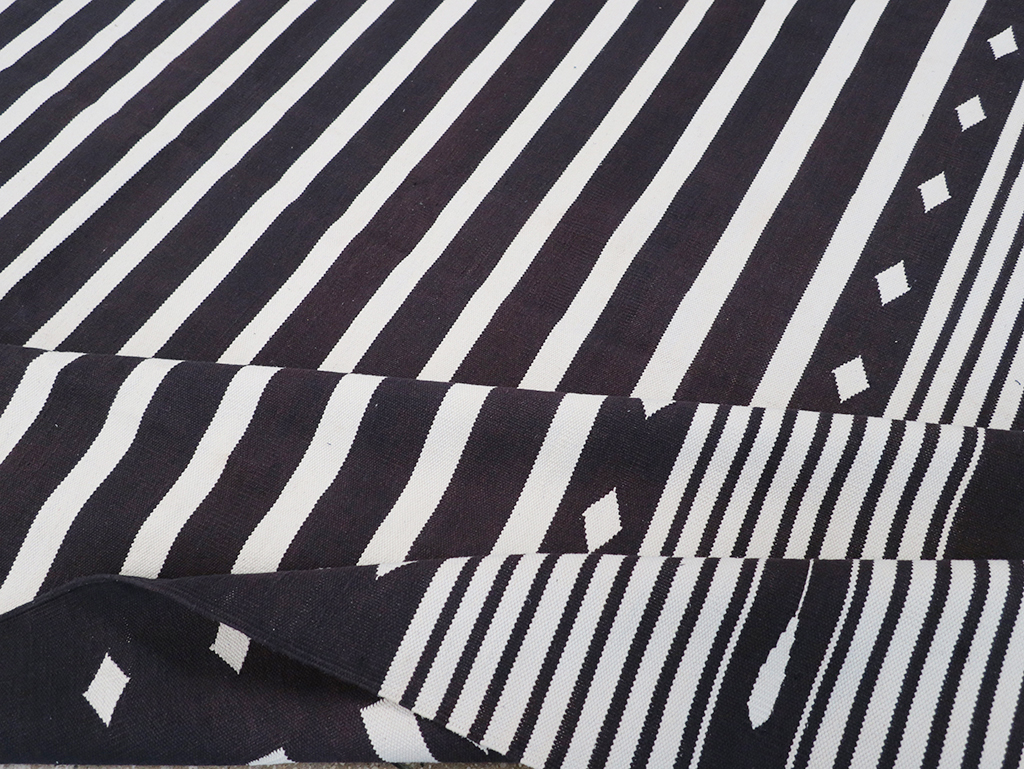 Modern Indian Flatweave Dhurrie Large Carpet, No.32612 - Galerie Shabab