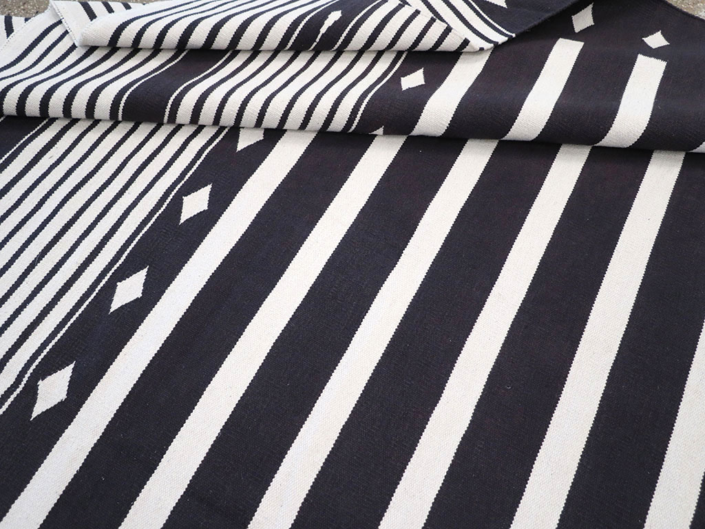 Modern Indian Flatweave Dhurrie Room Size Carpet, No.32613 - Galerie Shabab