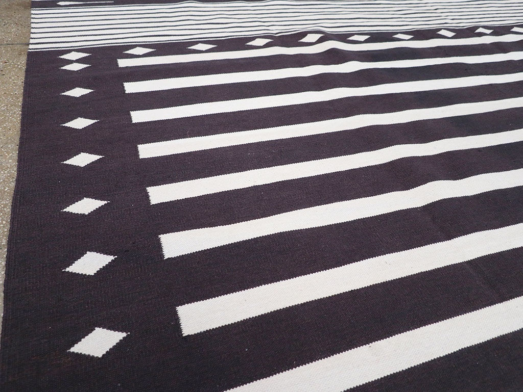 Modern Indian Flatweave Dhurrie Room Size Carpet, No.32616 - Galerie Shabab