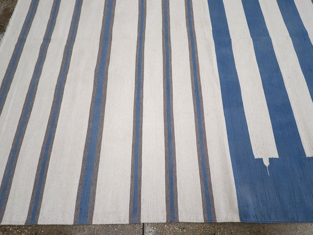 Modern Indian Flatweave Dhurrie Room Size Carpet, No.32622 - Galerie Shabab