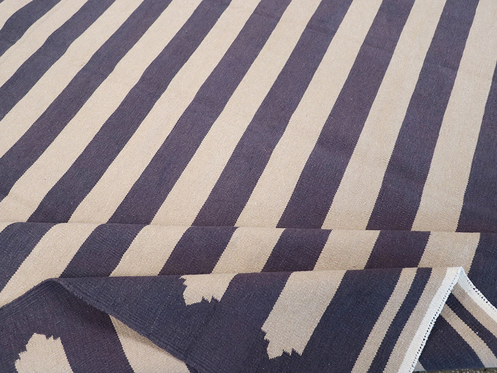 Modern Indian Flatweave Dhurrie Room Size Carpet, No.32630 - Galerie Shabab