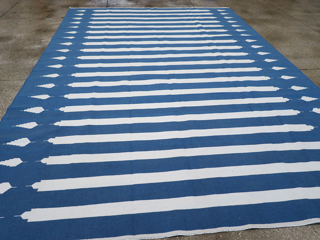 Modern Indian Flatweave Dhurrie Room Size Carpet, No.32632 - Galerie Shabab