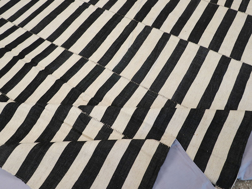 Modern Persian Flatweave Kilim Large Room Size Carpet, No.32917 - Galerie Shabab