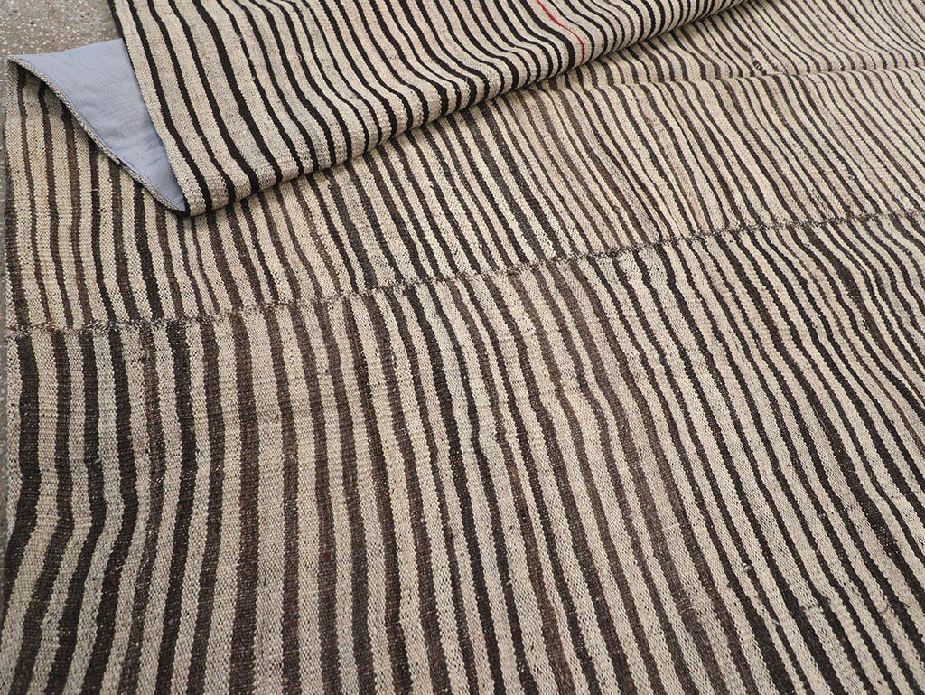 Vintage Persian Flatweave Kilim Room Size Carpet, No.32918 - Galerie Shabab