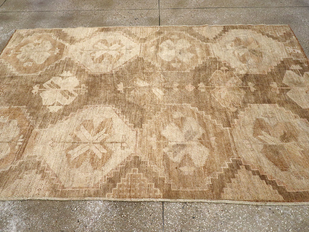 Vintage Turkish Anatolian Accent Rug, No.32973 - Galerie Shabab