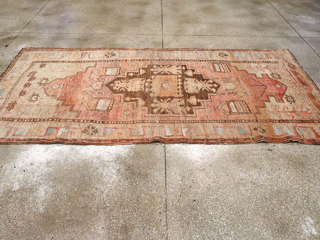 Vintage Turkish Anatolian Accent Rug, No.32976 - Galerie Shabab