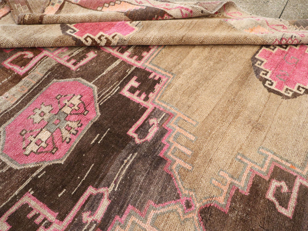 Vintage Turkish Anatolian Room Size Carpet, No.33198 - Galerie Shabab